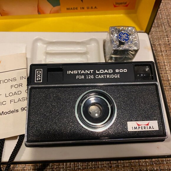 Vintage Imperial Instant Load 900 126 Camera with Original Box and Flashcubes - Picture 2 of 4